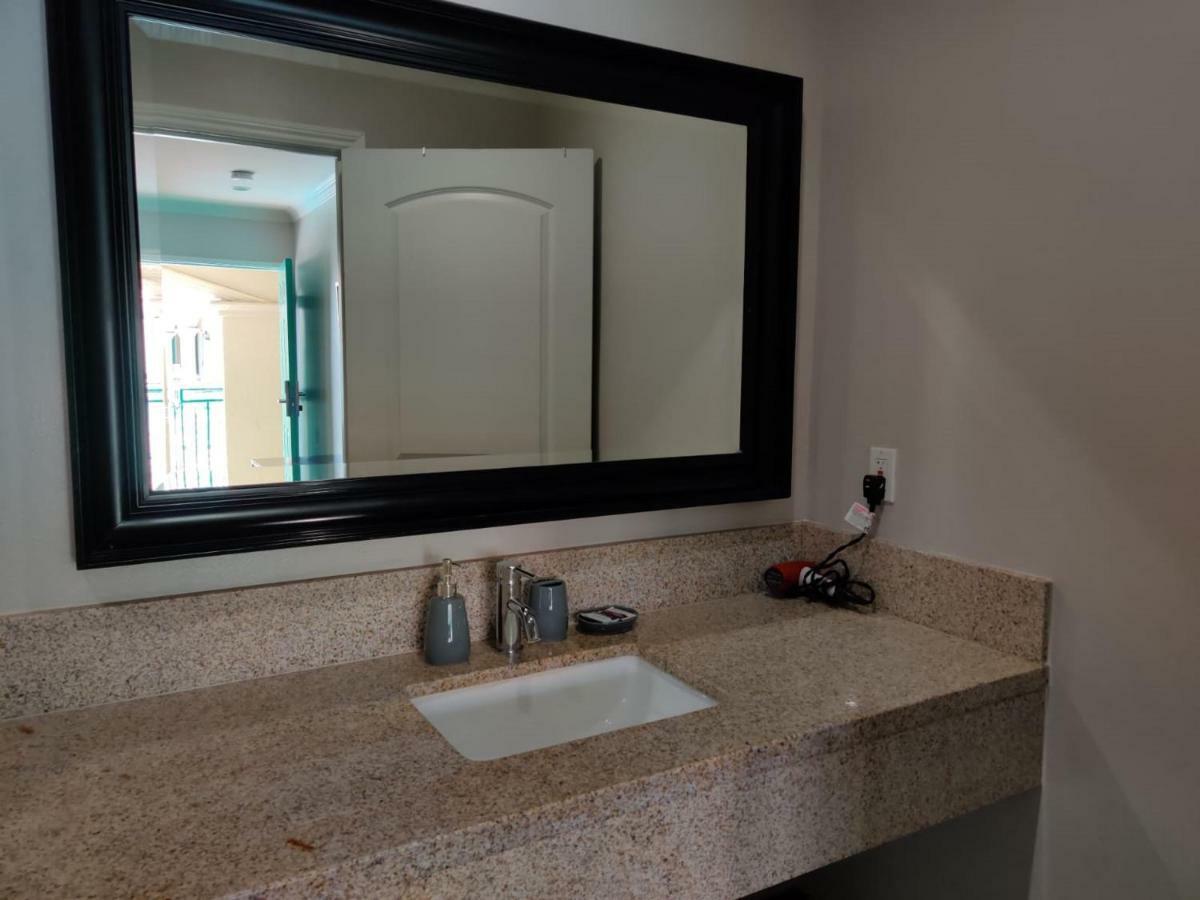 Hotel Lyfe & By Aga - Lax Airport 2*