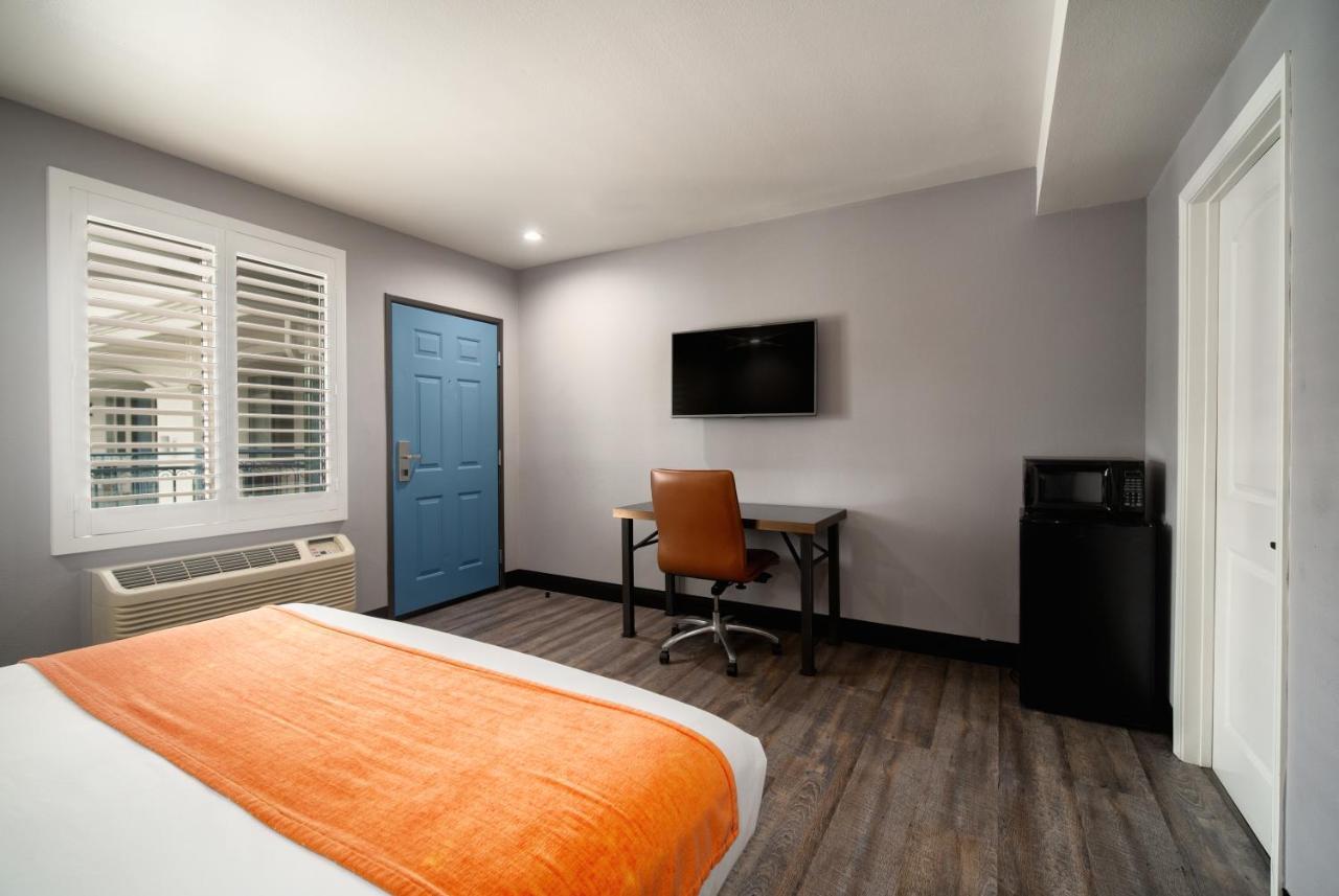 Lyfe & By Aga - Lax Airport Hotel 2*